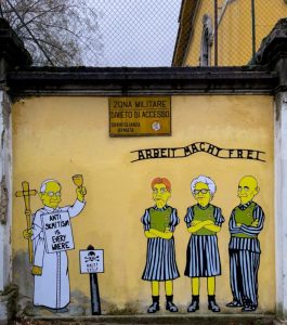 A Milano, murale con Papa Francesco contro l’antisemitismo in occasione del Giorno della Memoria