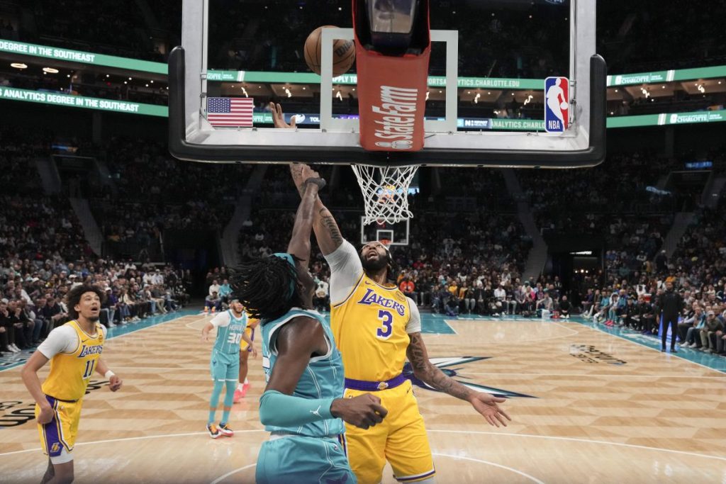 Lakers trionfano contro i Celtics con Davis protagonista, Cleveland torna alla vittoria