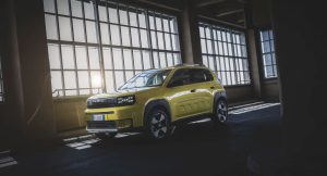 Fiat Grande Panda debutta con propulsione ibrida ed elettrica.