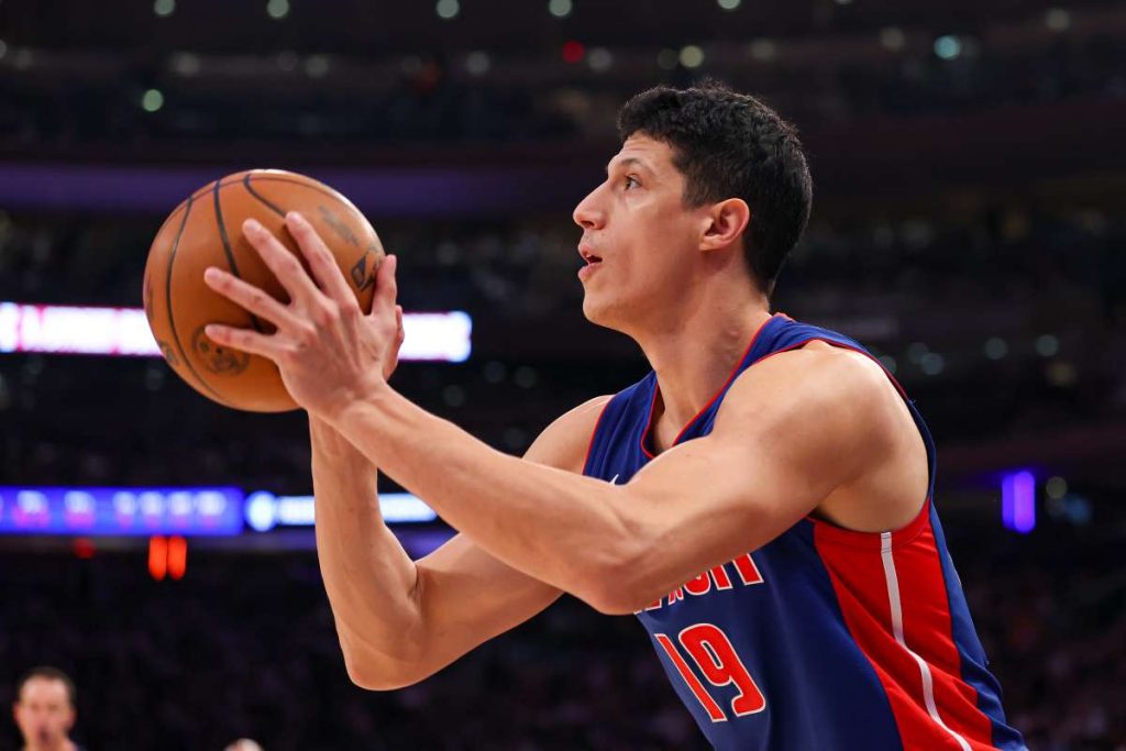 Il testo riporta i risultati della regular-season dell'NBA del 7 dicembre 2024. I Detroit Pistons...