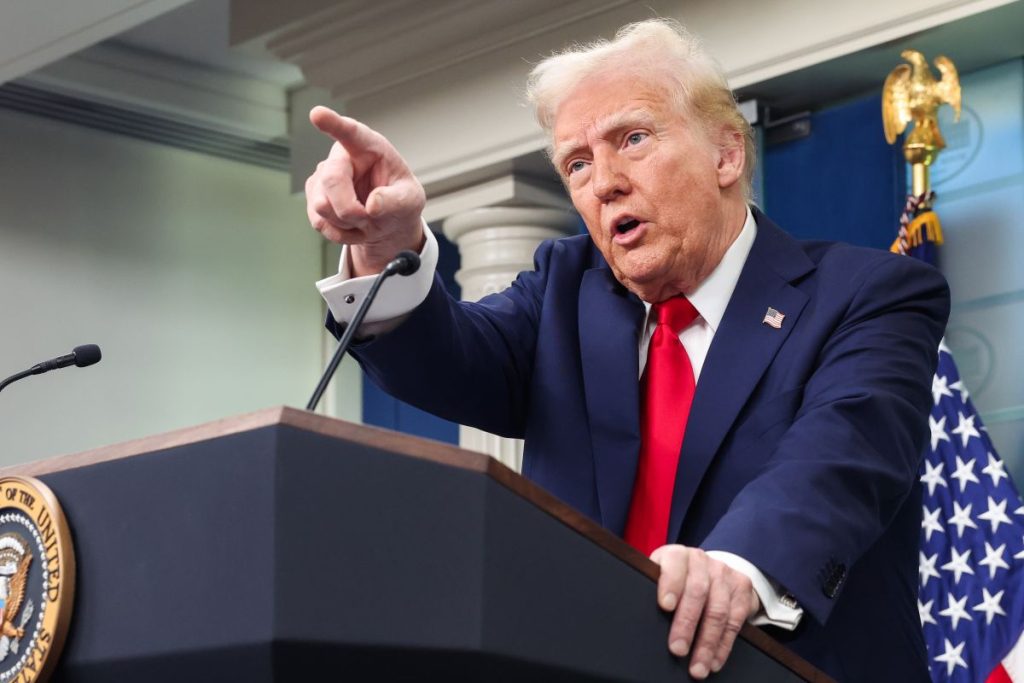 Presidente Donald Trump affronta la stampa dopo una tragica collisione aerea sul fiume Potomac...