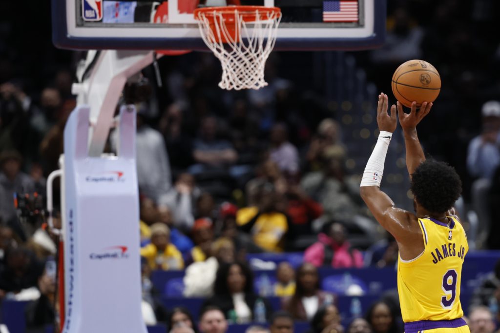 La notte NBA ha visto vittorie nette e una vittoria sofferta: i Memphis Grizzlies hanno battuto gli...