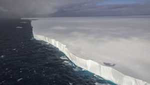 Un gigantesco iceberg si distacca e si avvicina a un’isola