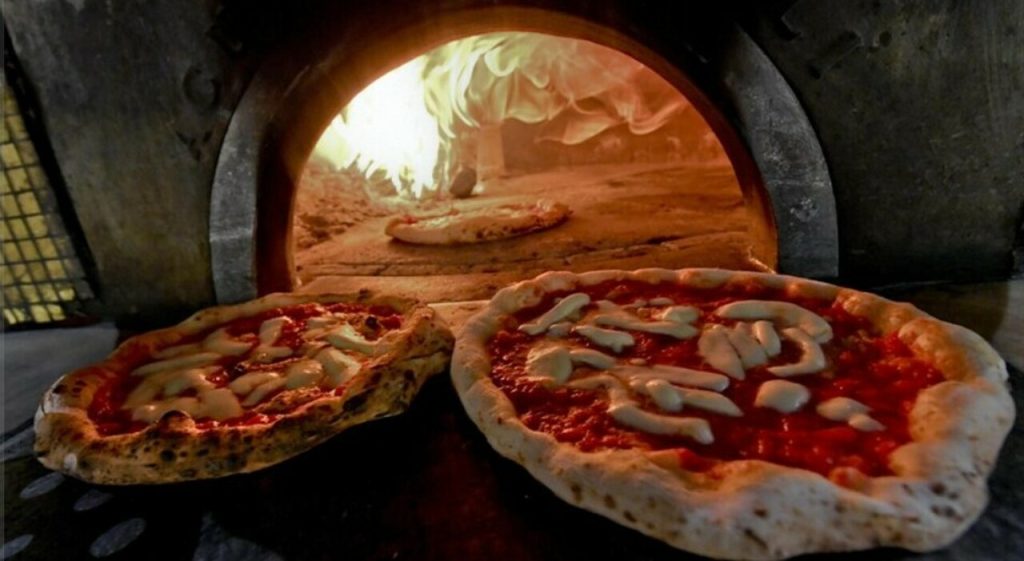 I prezzi alle stelle a Capodanno: 14 euro per una margherita e 17 euro per una marinara. Il titolare si giustifica: “Era tutto sul menu”