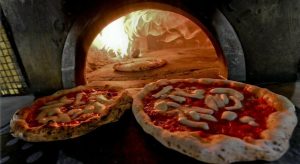 I prezzi alle stelle a Capodanno: 14 euro per una margherita e 17 euro per una marinara. Il titolare si giustifica: “Era tutto sul menu”