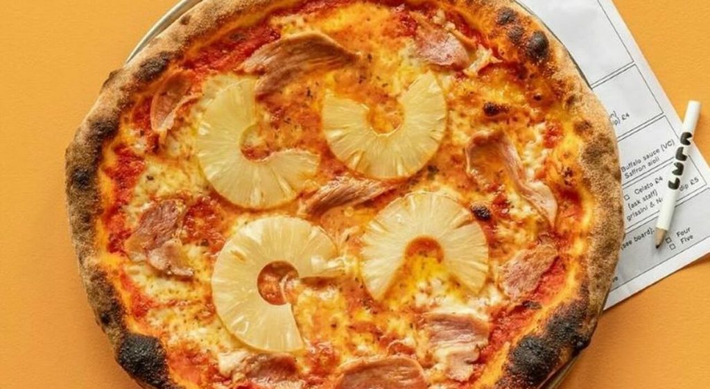 Pizza all’ananas: il lusso a tavola a 118 euro, scopri il ristorante esclusivo che la propone e il motivo del suo costo elevato