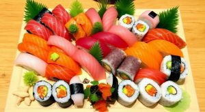 I sintomi e l’allerta: giovane in ospedale dopo aver mangiato salmone crudo. Scopri cos’è l’infezione da Anisakis.