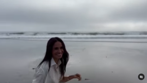 L'ex duchessa Meghan Markle fa il suo ritorno sui social con un video da Montecito, in cui parla in...