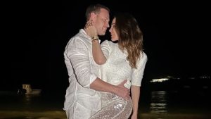 Il testo presenta due temi centrali: la recente storia d'amore tra Mauro Icardi e la sua nuova...