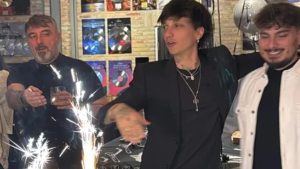 Ultimo, il celebre cantautore italiano, ha venduto più di sette milioni di copie e ha ottenuto...