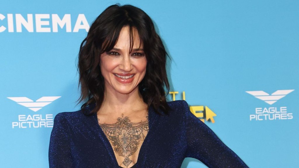 Asia Argento è una madre devota di due figli, Anna Lou Castoldi e Nicola Civetta, che ha cresciuto...