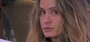 Helena Prestes in lacrime al Grande Fratello: voleva una storia con Javier ma lui ci prova con Zeudi