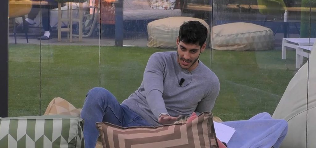 Dopo una frequentazione intensa e un bacio promettente, Javier Martinez ha deciso di lasciare Chiara...