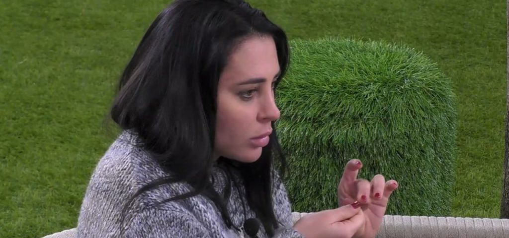 Mariavittoria Minghetti sfida il Grande Fratello: “Niente fumo in casa”/ Lei ribatte: “Posso almeno lanciare un bollitore?”