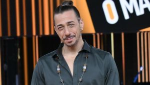 Matteo Amantia, ex frontman degli Sugarfree, partecipa a Ora o Mai Più su Rai 1, ricevendo il...