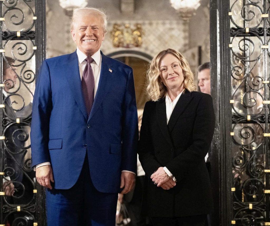 La premier Giorgia Meloni ha incontrato il presidente eletto Donald Trump a Mar-a-Lago in Florida...