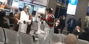 Il mullah rimprova una donna per l’assenza del velo e lei reagisce strappandogli il turbante: il video