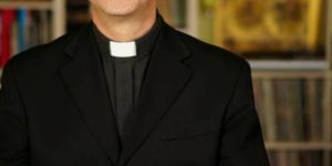 Amore proibito a Ischia: il parroco e una donna sposata vivono una storia segreta, tra scandalo e tradizione.