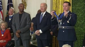 Biden conferisce la Medaglia della Libertà a Bono, Messi e Denzel Washington