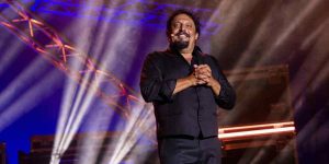 Enrico Brignano porta il suo show teatrale "Ma… diamoci del tour! In Europa" in prima serata su...
