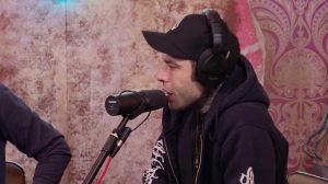 Fedez, scopre il suo destino attraverso le foglie di una veggente