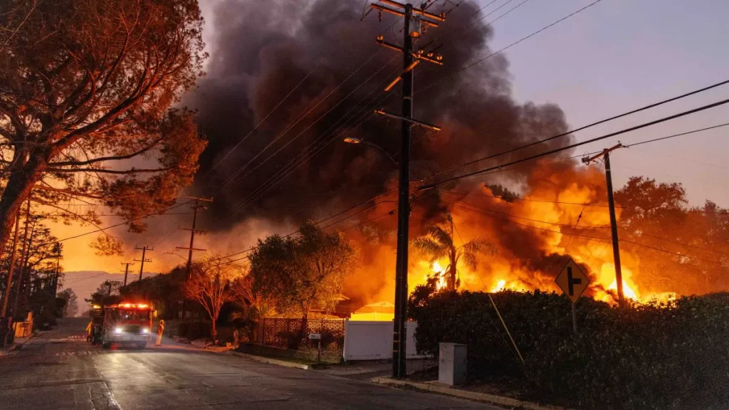 Il 8 gennaio 2025, Altadena, California, USA: Un incendio divampa in una casa vicino all'incrocio...