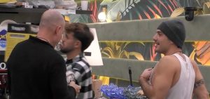 Stai autodistruggendoti” / “Preparatevi a pagare