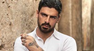 Il gossip si scatena: Michele Morrone beccato a baciare una donna.