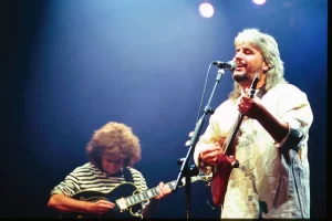 Pino Daniele, cantautore napoletano scomparso dieci anni fa, resta un'icona della cultura...