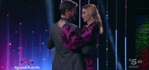 Durante il Grande Fratello, Stefania Orlando e Iago Garcia sembrano creare un'intesa speciale...