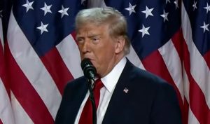 Trump minaccia un’azione militare per Panama e Groenlandia e chiede a Hamas di rilasciare gli ostaggi: “Sarà l’inferno”