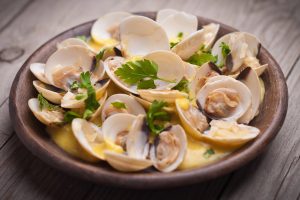 Vongole surgelate con PFAS: richiamo per possibile migrazione di MOAH e tisana consigliata