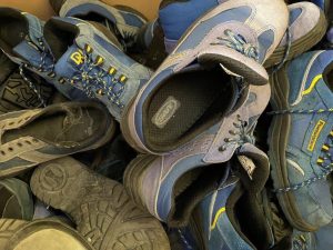 Le scarpe dei portalettere di Roma trasformate in pavimento per aree giochi degli asili