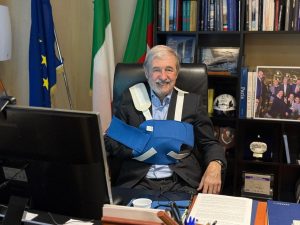 Presidente Liguria Bucci si infortuna: clavicola fratturata, ma continua a lavorare senza sosta