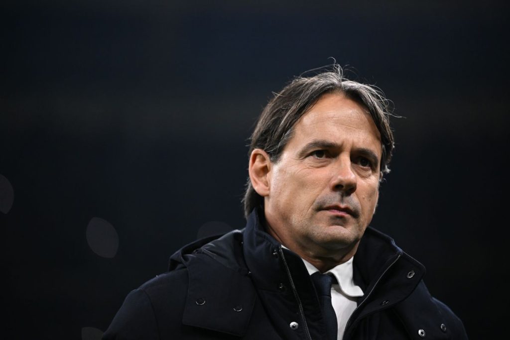 Simone Inzaghi, allenatore dell'Fc Inter, si prepara per il derby contro il Milan con determinazione...