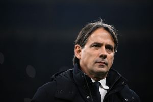 Simone Inzaghi, allenatore dell'Fc Inter, si prepara per il derby contro il Milan con determinazione...