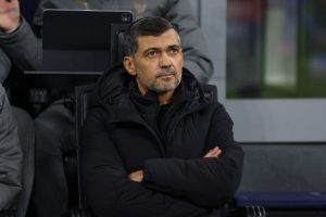 Nella partita di Champions League tra Milan e Girona, il mister Sergio Conceicao mostra...