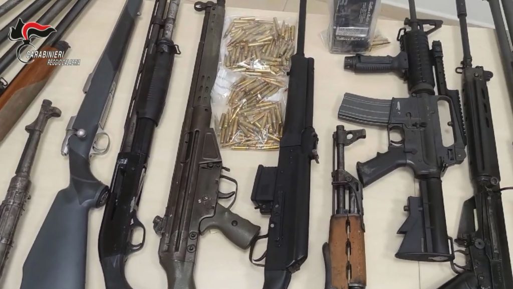 I Carabinieri di Gioia Tauro hanno scovato un grande arsenale e una notevole quantità di cocaina...