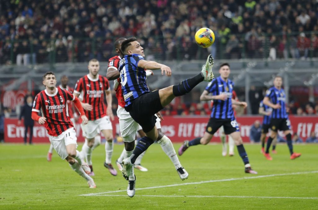 Durante il match di calcio tra AC Milan e Inter FC al Giuseppe Meazza Stadium San Siro, Lautaro...