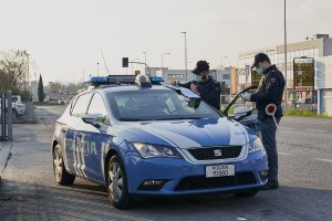 Violenza in autostrada: Poliziotti aggrediti a martellate nell’area di servizio di Viverone Sud