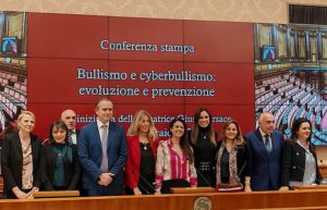 Bullismo e cyberbullismo: Versace sottolinea l’importanza del dialogo