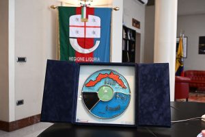 Bucci Premia il Vincitore della Serata Cover di Sanremo con un Pregevole Vetro Artistico: ‘La Liguria Immersa in un Mare di Musica’