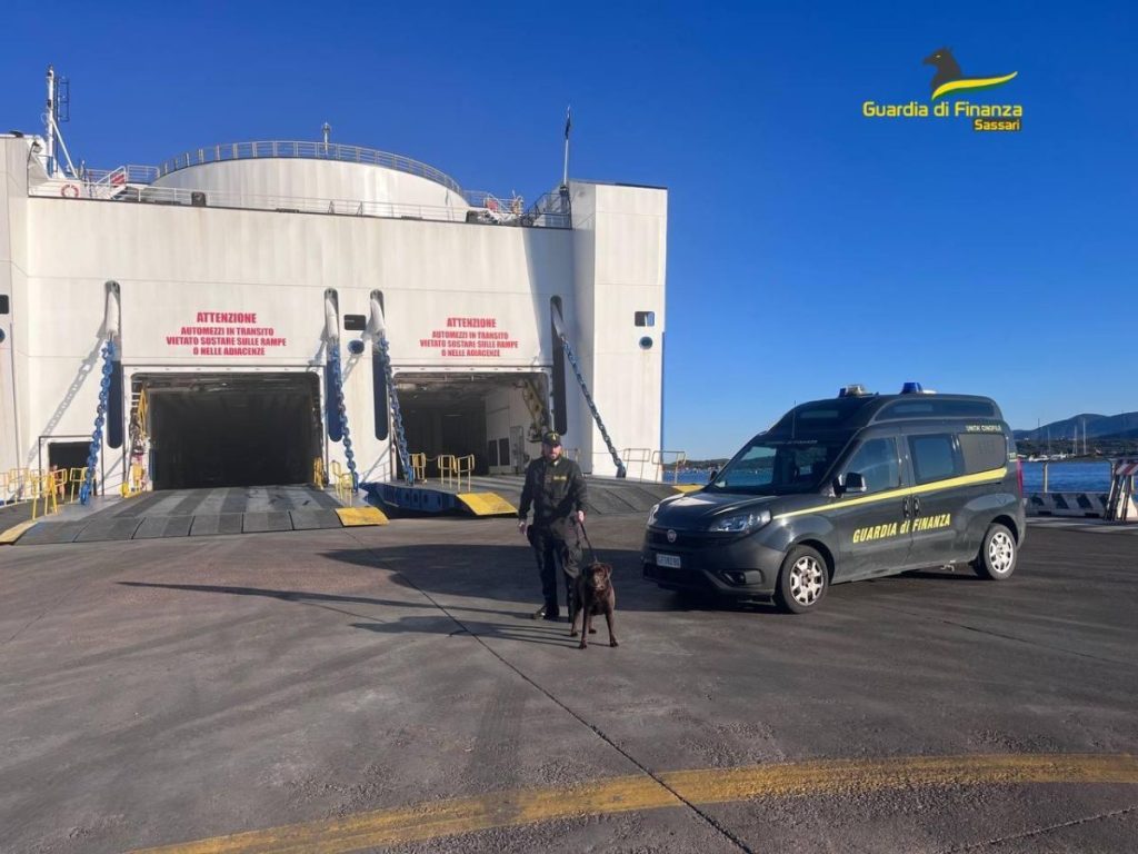 Arresto di un Corriere della Droga al Porto di Olbia OLBIA (ITALPRESS) – Un'importante operazione...