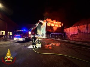Incendio in Ditta Alimentare a Reggio Emilia: Intervengono 40 Vigili del Fuoco