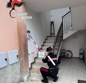 Fermato nel Mantovano: uomo accoltella ex compagna con un martello, accusato di tentato omicidio