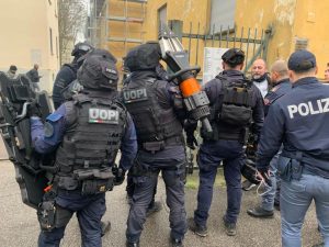 Monza: Uomo Minaccia di Darsi Fuoco per Evitare il Giudizio 
Un clamoroso episodio ha scosso Monza, dove un uomo ha tentato di darsi fuoco per sfuggire a un processo legale. L’intervento tempestivo delle forze dell’ordine ha evitato una tragedia. Gli aggiornamenti sul caso rivelano un crescente disagio tra i cittadini. Scopri le ultime notizie su questa drammatica vicenda.