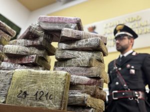Napoli: Sequestro Straordinario di Oltre 80 kg di Cocaina, Due Arresti
