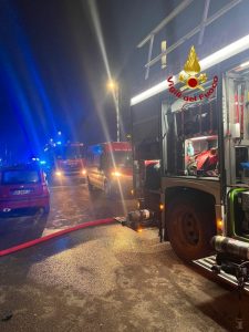 Incendio Notturno a Lorenteggio: Grave un Uomo di 53 Anni