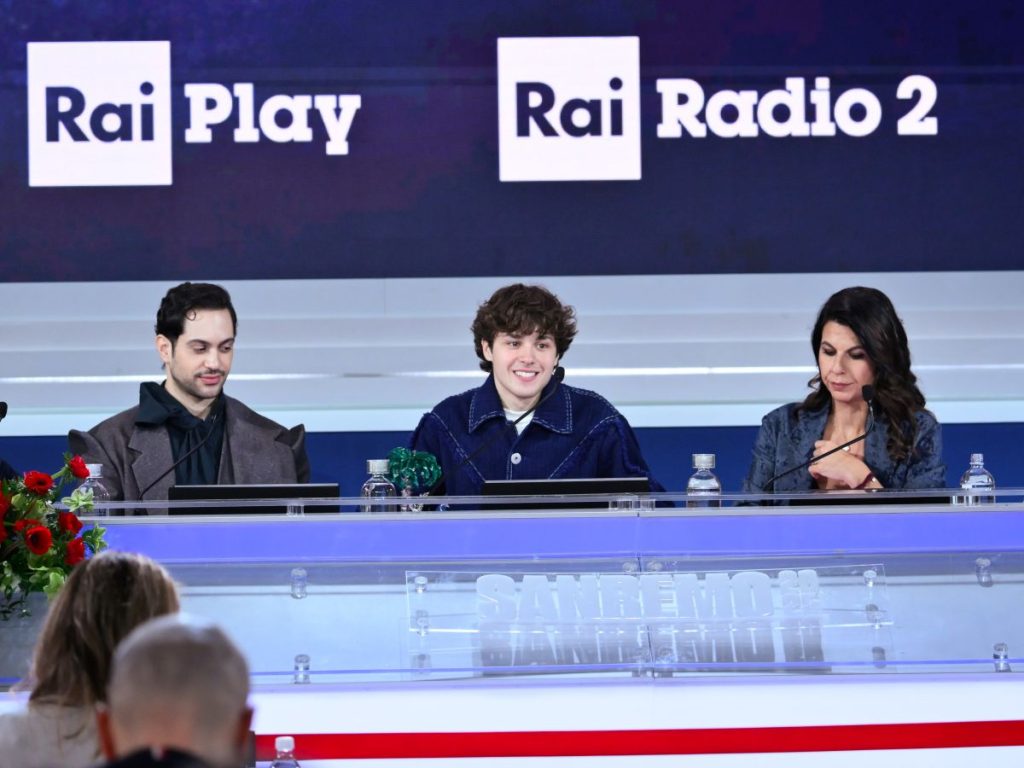 Cucciari di Sanremo sull’idea di un bacio con Meloni: “Lo mando con il braccio di Elodie”