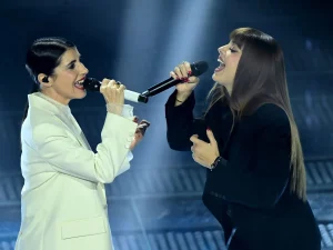 Giorgia e Annalisa trionfano con le cover a Sanremo, mentre il palco dell’Ariston viene scosso dal ciclone Benigni e dall’ironia di Cucciari